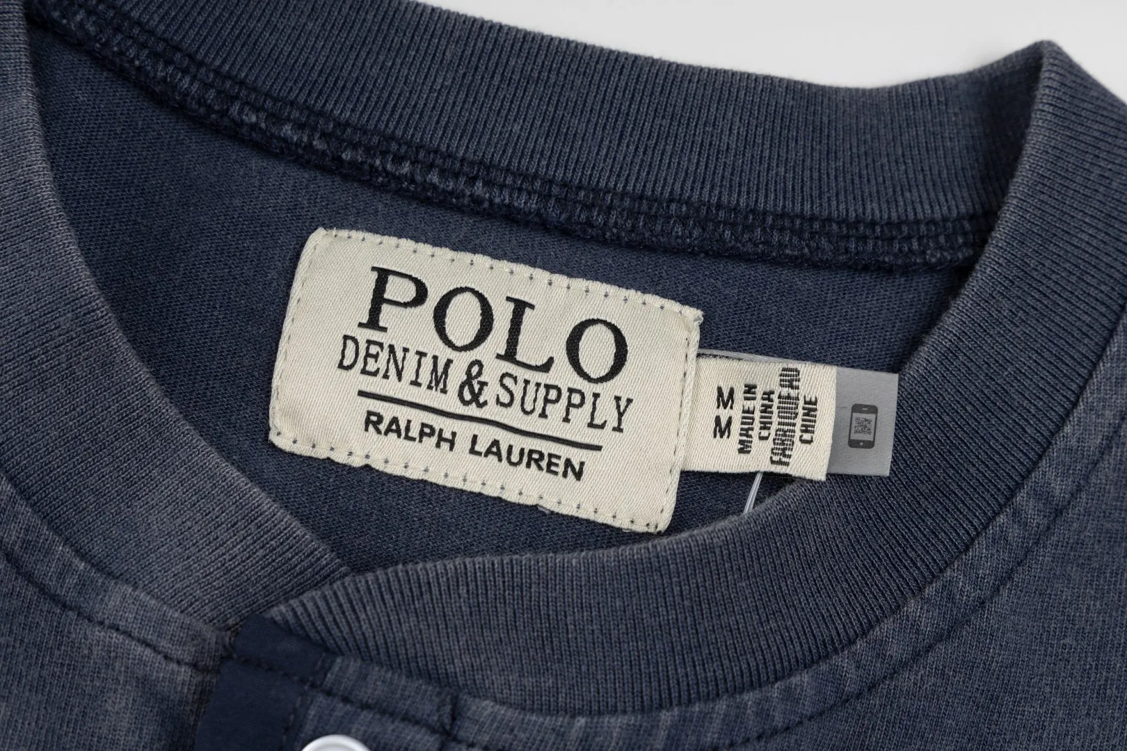 P196 #R85 Ralph Lauren washed heavy brushed distressed henley stand-up collar open chest long-sleeved bottoming shirt thin sweatshirt fabric 100% Xinjiang long-staple cotton, imported embroidered logo on the chest custom threaded collar, classic embroidery, the highest version, suitable for business and leisure daily use! 🌘3-button placket, laser logo pearlescent resin buttons, cuffs and hem are double-stitched, different from the currency version. Washed and distressed, sand-washed and stir-fried. Color: White, Black, Navy Blue, Army Green, Gray Size: S M L XL Length: 69/70/72/75 Bust: 102/108/116/124 Shoulder width: 43/45/47/49 Recommended weight: 100-120/120-140/140-160/160-180 pounds